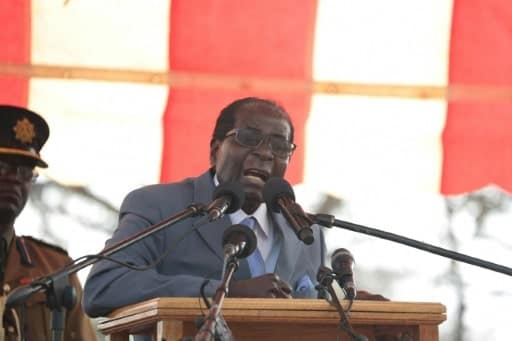 Le président zimbabwéen Robert Mugabe, le 27 juillet 2016 lors d'un rassemblement de ses fidèles devant le siège de son parti à Harare | AFP | WILFRED KAJESE