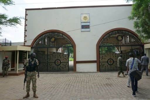Des soldats montent la garde devant l'entrée du palais présidentiel à Juba, couverte d'impacts de balles, le 15 juillet 2016 au Soudan du Sud | AFP | Peter MARTELL