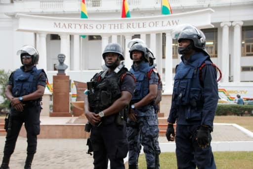 Des policiers montent la garde devant la Cour Suprême du Ghana, à Accra, le 29 août 2013 | AFP/Archives | Chris Stein