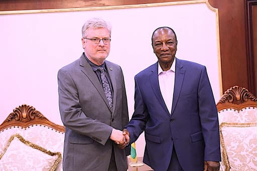 L'Ambassadeur Simon Henshaw