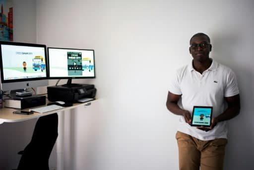 Ousseynou Khadim Bèye, concepteur de logiciels sénégalais, pose à Argenteuil, au nord de Paris le 22 avril 2016 | AFP | MARTIN BUREAU