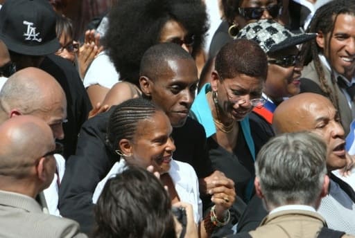 Christiane Taubira et le président du Cran Patrick Lozes (C) participent avec près d'un millier de personnes à la "marche des libertés" à l'occasion de la commémoration de l'abolition de l'esclavage, le 10 mai 2008 à Paris. | AFP/Archives | MEHDI FEDOUACH