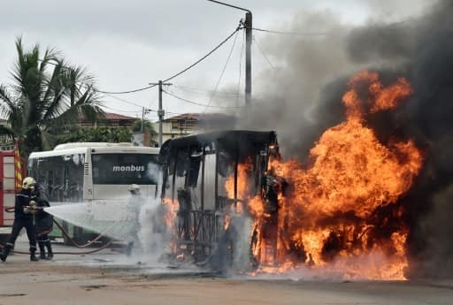 Des pompiers ivoiriens tentent d'éteindre un incendie le 10 septembre 2015 à Abidjan | AFP/Archives | ISSOUF SANOGO