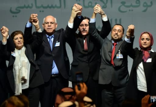 Le vice-président du Congrès général national libyen Saleh al-Makhzoum (2ed), le Premier ministre Fayez al-Sarraj (c) et le chef du parlement de Tobrouk, Ali Shoeb (2eg), à Skhirat au Maroc, le 17 décembre 2015, après la signature d'un accord pour la formation d'un gouvernement d'union nationale | AFP/Archives | FADEL SENNA