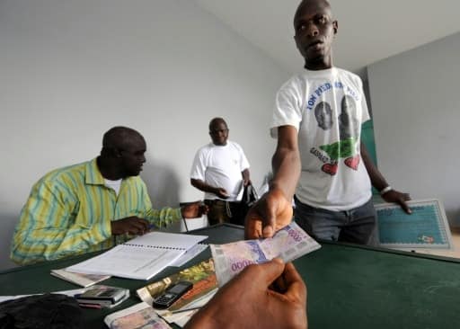 Un ancien rebelle touche sa prime de démobilisation en francs CFA le 2 mai 2008 à Bouaké, en Côte d'Ivoire | AFP/Archives | ISSOUF SANOGO