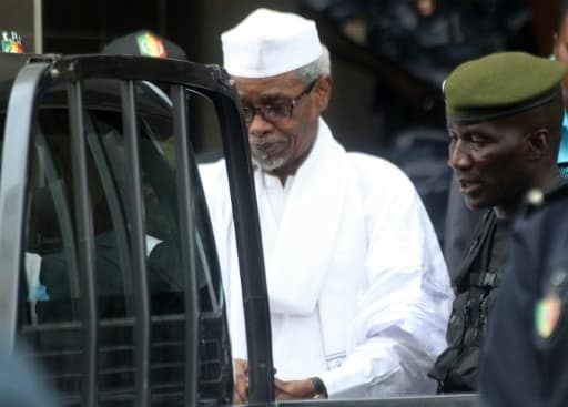 Hissène Habré escorté par des militaires hors du tribunal, le 2 juillet 2013 à Dakar | AFP:Archives |