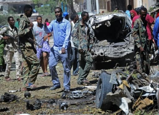 Des soldats somaliens sur le site de l'explosion d'une voiture piégée, le 11 avril 2016 à Mogadiscio | AFP | MOHAMED ABDIWAHAB