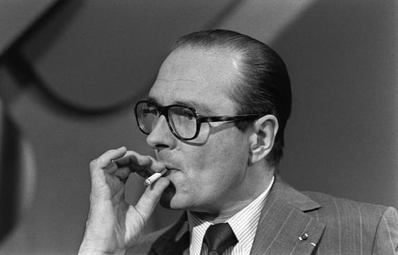 jacques-chirac-fume-cigarette-17-juin-1975-paris-lors-reunion-politique