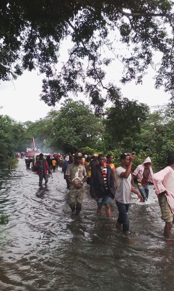 Le vieux pont de Wakawole envahi par les eaux
