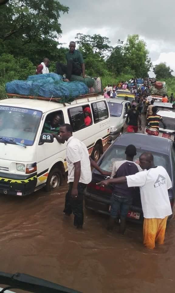 Le vieux pont de Wakawole envahi par les eaux