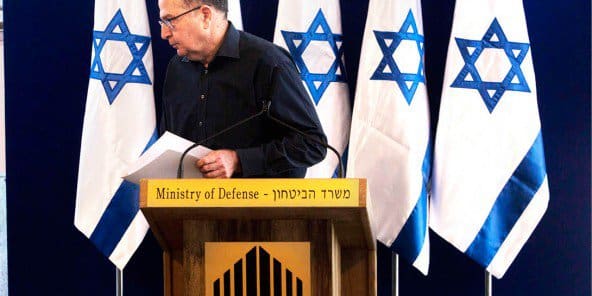 Ministre de la Défense démissionnaire, Moshe Ya'alon s'est déclaré candidat à la succession de Netanyahou. © SEBASTIAN SCHEINER/AP/SIPA