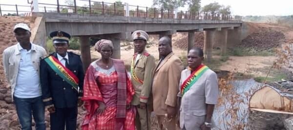 MADAME LA MINISTRE DES TRAVAUX PUBLICS A PROCÉDÉ AU LANCEMENT ET A L'INAUGURATION D'UN PONT