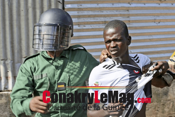 Un manifestant guinéen dans les mains de gendarmes