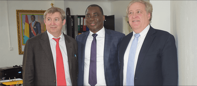 De gauche à droite - M. Ray Léonard: CEO Hyperdynamics, M. Diakaria Koulibaly :DG ONAP (Office National des Pétroles de Guinée), M. Dale Rollins: DG Sapétro