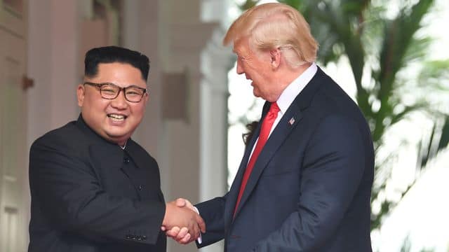 le-leader-nord-coreen-kim-jong-un-g-serre-la-main-du-president-americain-donald-trump-d-avant-leur-sommet-historique-a-singapour-le-12-juin