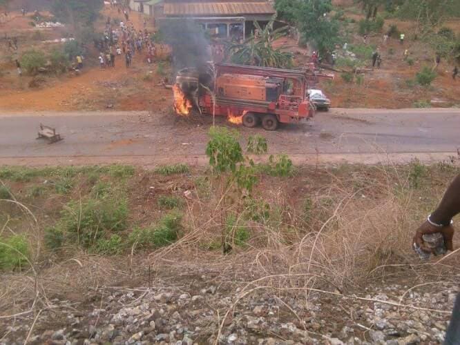 manifestation de rue après la mort de 4 élèves à Kagbélén