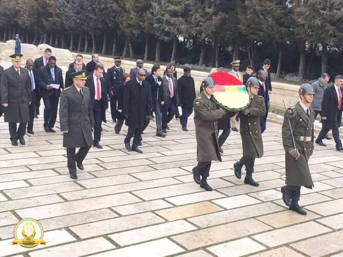 Alpha condé au mausolée érigé en l'honneur Atatürk