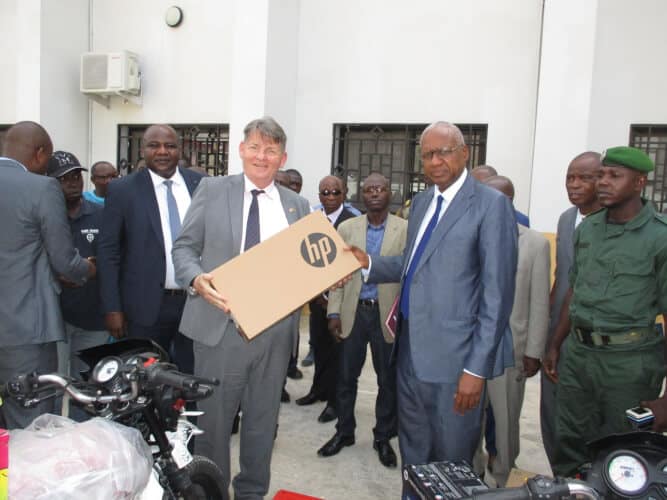 Cheick Sacko et l'ambassadeur des USA en Guinée