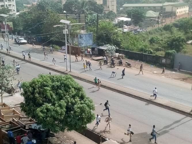 Les forces de l'ordre viennent de disperser les élèves à coups de gaz lacrymogène mais le mouvement continue.