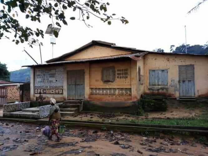 MACENTA : manifestation des enseignants contre le gel des salaires, la DPE fermée