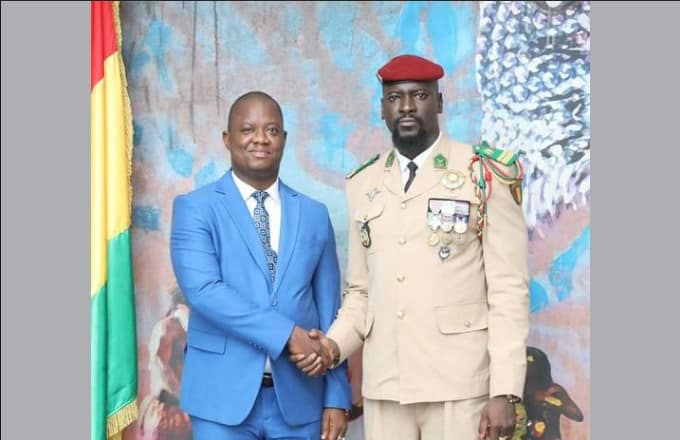 Le colonel Mamadi Doumbou et Charls