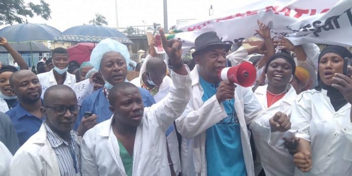 Manifestation-des-travailleurs-de-lhôpital-Donka-Conakry-Guinee