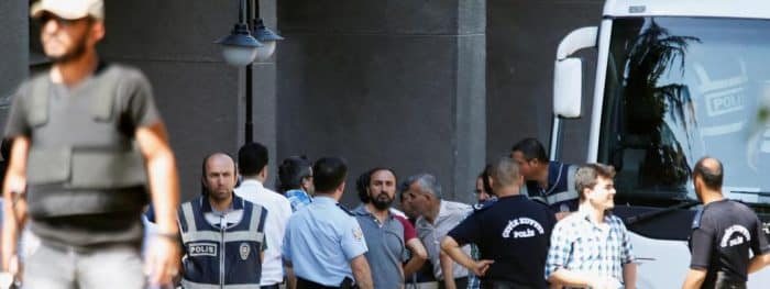 Des membres du personnel militaire, soupçonnés d'être impliqués dans la tentative de coup d'Etat en Turquie, arrivent au palais de justice d'Ankara, le 18 juillet 2016. (BAZ RATNER / REUTERS)