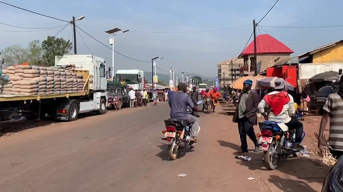 Une-route-du-centre-ville-de-Mamou