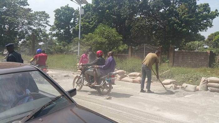 Anarchie dans la circulation routière un camion remorque provoque un embouteillage montre à la rentrée du Kilometre 5 à Dubreka