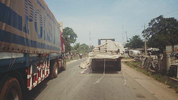 Anarchie dans la circulation routière un camion remorque provoque un embouteillage montre à la rentrée du Kilometre 5 à Dubreka