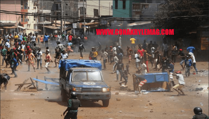 4 Manifestation à Conakry un pickup de la police caillase