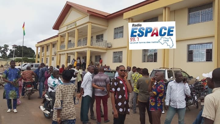 Mobilisation des enseignants pour réclamer leurs salaires et dénoncer les "intimidations"