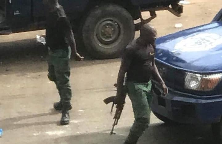 Afrique :Les guerres, on les fait pourquoi? parce qu'il n'y a pas de démocratie. 1 Des policiers de la BAC avec des armes des guerres