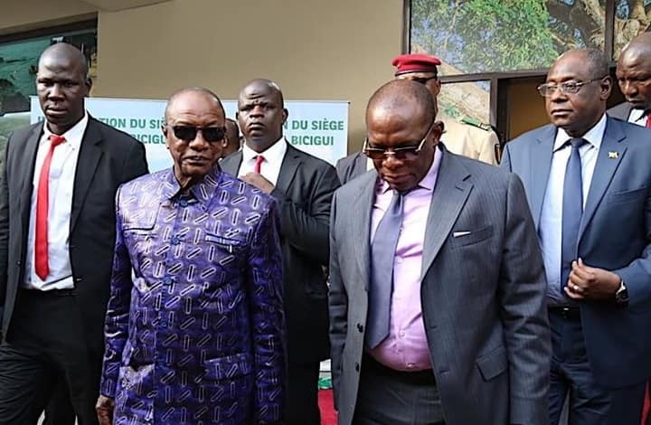 Si les autorités guinéennes ne prennent pas conscience de la fracture qu'elles ont créée au sein de notre société celle-ci court inévitablement à sa perte. 1 Le Président Alpha Condé au siège de la BICIGUI