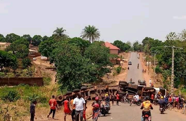 Un camion remorque vient de se renverser à wondy sur la nationale kindia-Mamou 3 Un camion remorque vient de se renverser à wondy sur la nationale kindia-Mamou