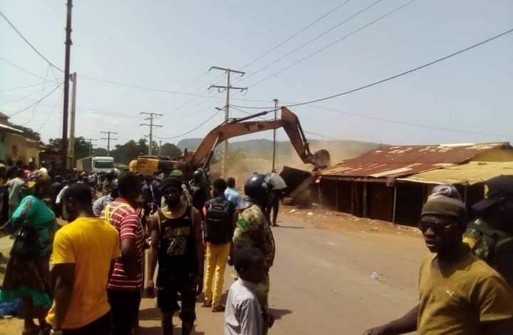 Des bulldozers qui rasent des bâtiments privés en pleine journée sous la surveillance des policiers, gendarmes et militaires avec des armes de guerre 1 FB IMG 1654287388343