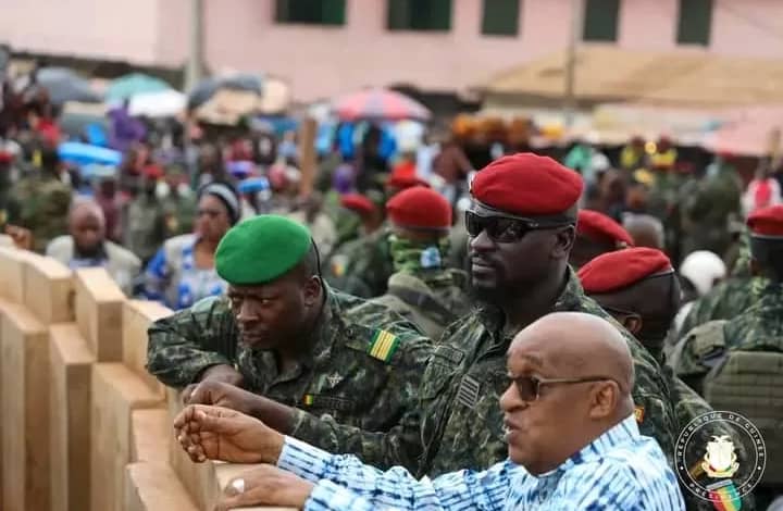 Yaya Sow et le colonel Mamadi Doumbouya
