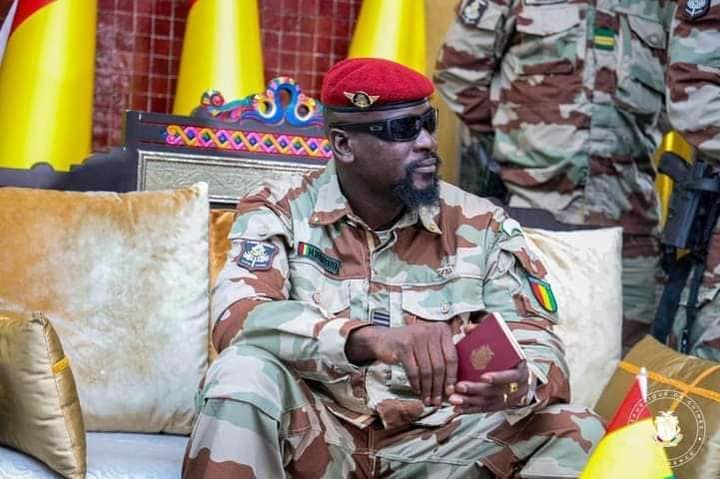 Le colonel Mamadi Doumbouya avec le passeport diplomatique