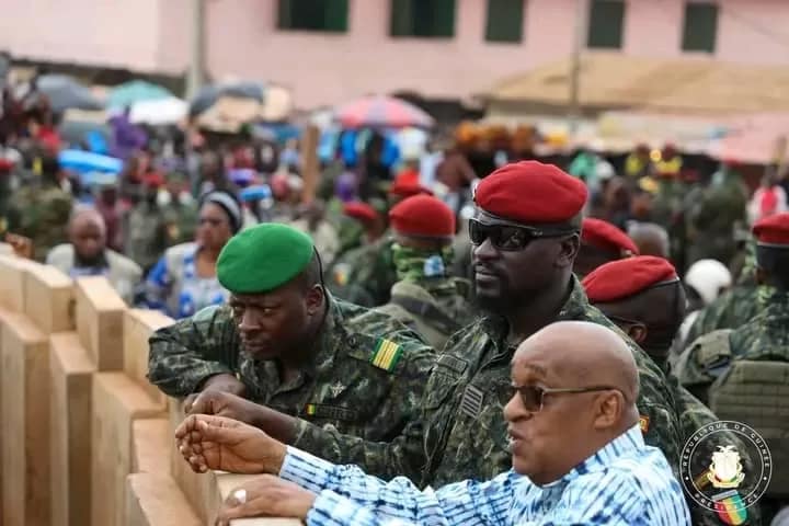 Yaya Sow et le colonel Mamadi Doumbouya