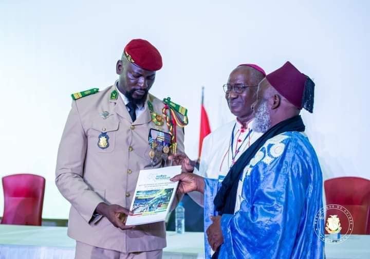 Le Colonel Mamadi Doumouya et le premier iman Elhadj Salifou Camara