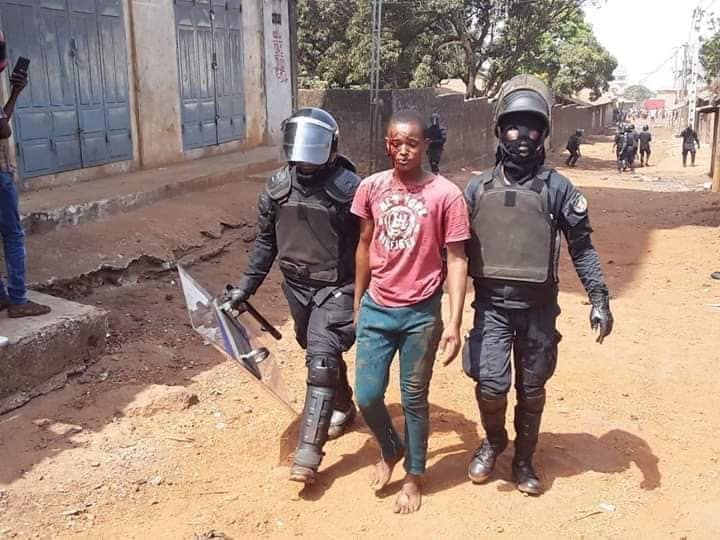 Un manifestant guinéen arrêter par des policier à Conakry