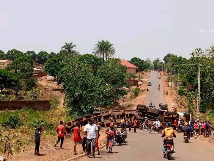Un camion remorque vient de se renverser à wondy sur la nationale kindia-Mamou