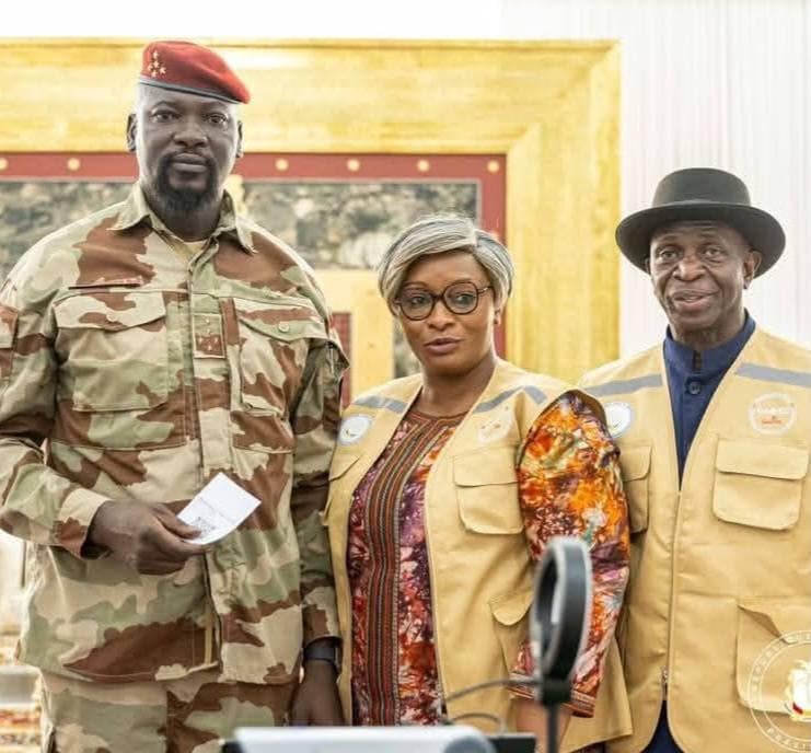 Le général Doumbouya et Madame zenab et le ministre de l'administration