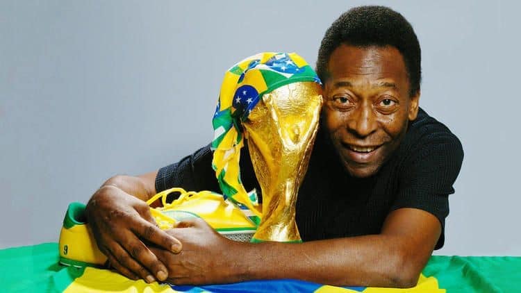 Le Roi #Pelé, légende du football, nous a quittés. Pensées pour les Brésiliens qui pleurent leur héros.