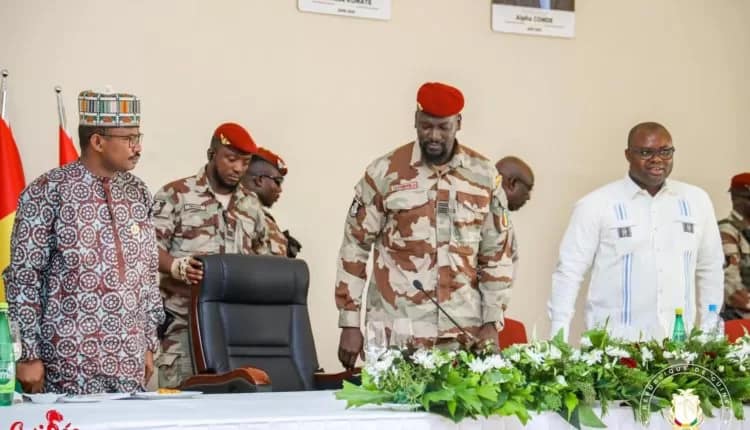 Face à ces velléités de la junte de réduire au silence, toutes les voix dissonantes, les professionnels des médias, sont désormais sur le front de guerre. 3 Mamadi Doumbouya Dansa Kourouma Bernard Gomou jpg