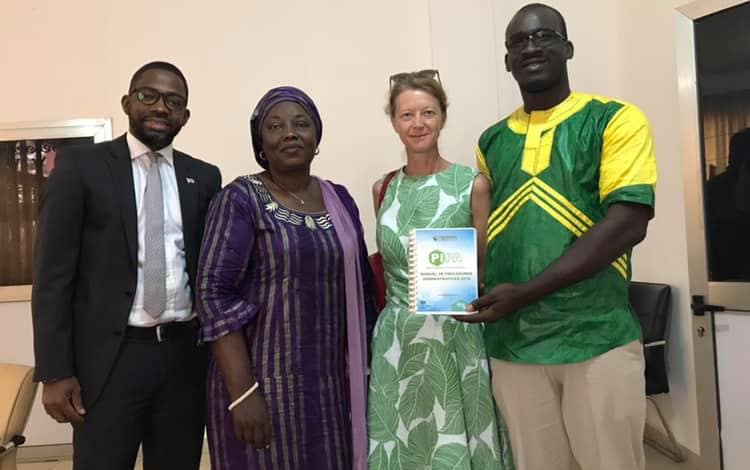 A la Mairie de Kaloum pour la remise d’un manuel qui montre tous les détails sur les frais des services publiques ainsi que les textes légaux pertinents 1 290FE13C 89CE 426E B93E 29E52A9E4357