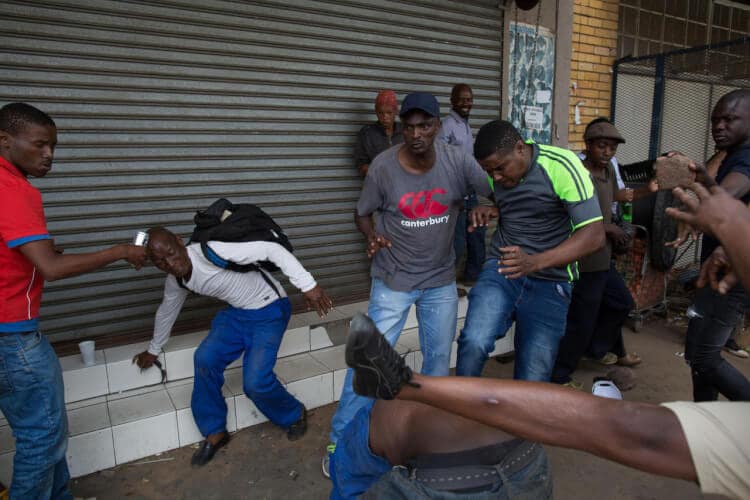 un groupe d'hommes attaque un Nigérian à Pretoria, Afrique du Sud, le 18 février 2017 Photo REUTERS/ James Oatway