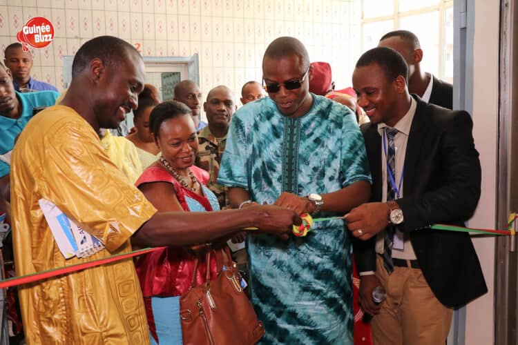 Siaka barry inaugure une bibliotheque à kaporo