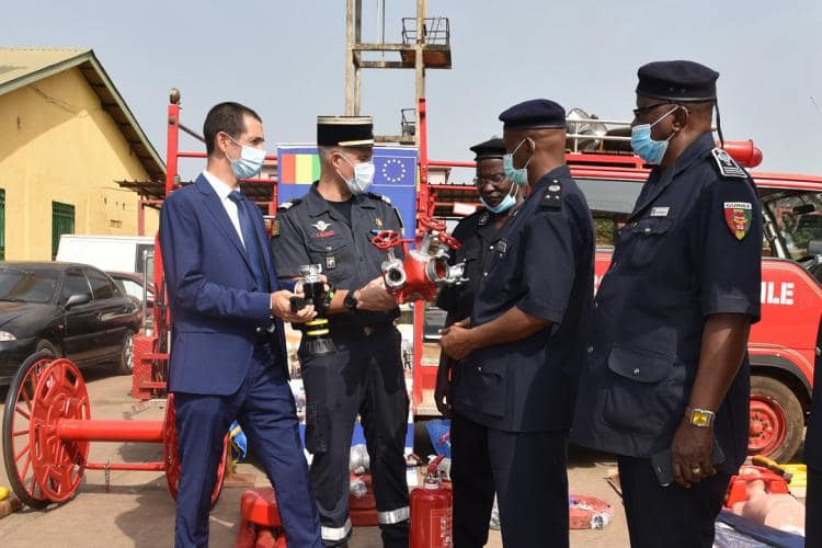 L’Union européenne et la France remettent un important lot de matériel aux services de Protection civile