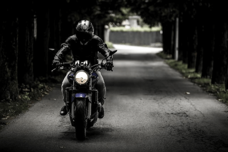 un homme en moto